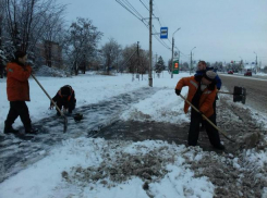 Борьбу со снегом в Волжском ведут в усиленном режиме