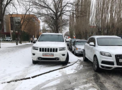 Владелец крутого внедорожника наплевал на пешеходов в Волжском