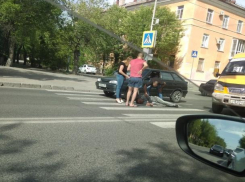 В Волжском на перекрестке лежит обездвиженный мужчина