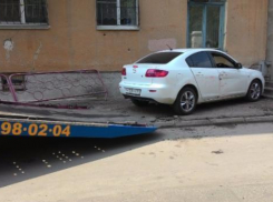 Лихая автоледи чуть не въехала в Волжском в подъезд жилого дома