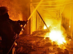 Жилой дом в Волжском чуть не развалился из-за пожара на улице Мира 