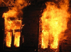 Полыхающий огонь «захватил» баню в Среднеахтубинском районе