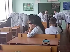 Будущие медики устроили попотряс на партах в колледже в Волжском