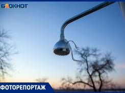 Кромка льда и холодный песок: как выглядят готовые к зимовке пустынные пляжи в Волжском