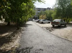 Долой ухабы и колдобины: в Волжском ремонтируют внутриканальные дороги