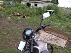 В Волгоградской области мопедист на полной скорости врезался в мусорный контейнер