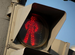 В рамках нацпроекта обновляют светофоры в Волжском