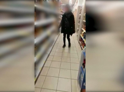 «Бесов изгоняет»: странного покупателя заметили в магазине в Волжском 