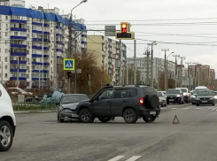 «Удар, сигналы, мат»: жесткая авария на перекрестке в Волжском попала на видео