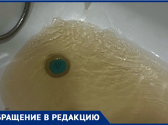 «Тело зудит после душа»: волжане больше недели жалуются на ржавую горячую воду