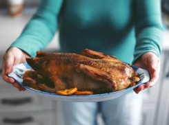 «Не трогай - это на Новый год!»: какие продукты стоит купить заранее к праздничному столу?