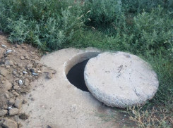 Открытый люк ждет падений детей 