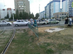Три машины столкнулись перед перекрестком в Волжском