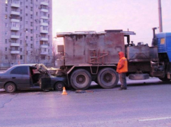 Волгоградец сбил дорожника и насмерть врезался в «КамАЗ» 