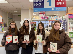 Школьники из Волжского отправили новогодние открытки пожилым людям