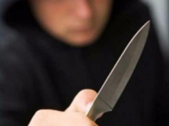 4 000 рублей прикарманил разбойник, угрожая своей жертве ножом в Волжском