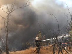 В Волжском сгорела кровля нежилого здания