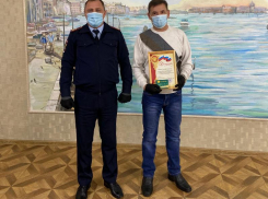 Жителя Волжского поблагодарили полицейские за помощь в раскрытии престпуления