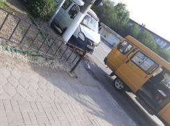 В центре Волжского столкнулись две маршрутки
