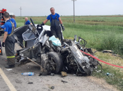 Тело погибшей не могут извлечь из искореженной Mitsubishi после ДТП с мусоровозом под Волжским