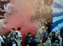 На матче «Ротор-Нефтехимик» болельщик зажег дымовую шашку