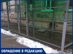 «Глубокая лужа и отсутствие охраны - и это «парковка» для колясок,- волжанка