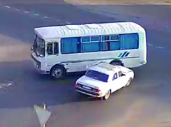 Водитель «ГАЗа» въехал в старенький автобус под Волжским