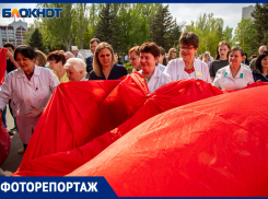 Красное знамя развернули в больнице Фишера в преддверии 80-летия Победы