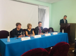 «Обещанного три года ждут»: губернатор пообещал обновить медучреждения Волжского