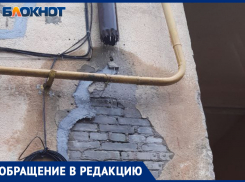 В Волжском заплесневел подъезд, который будут ремонтировать только в 2030 году