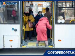 Волжский - город контрастов: новое поколение остановок против обшарпанного желтого металла