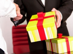 В Волжском подписали положение о приёме подарков чиновниками 