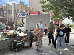 В Волжском разгоняют стихийные рынки у жилых домов