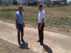 Тротуар наконец построят для жителей 37 микрорайона Волжского, вынужденных ходить в школу и детсад по грязи 