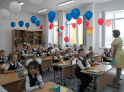 Привитые от COVID-19 педагоги смогут проводить уроки без масок в Волгоградской области