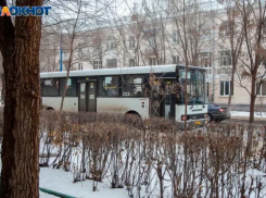 В Волжском 64-летняя женщина получила травмы в автобусе: пассажир в больнице