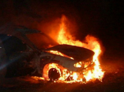 В Волгограде  ночью загорелись три машины