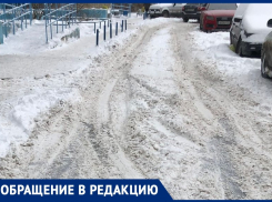«Невозможно с коляской пройти»: жители Волжского пожаловались на заснеженные дворы