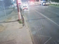 Проехал на красный и врезался другое в авто: страшная авария попала на видео в Волгограде