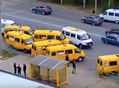 И смех, и грех: маршрутки притерлись на конечной остановке в Волжском
