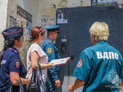 Волжские сотрудники МЧС России напомнили социально незащищенным семьям о правилах пожарной безопасности