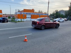 Мотоциклист в больнице: в Волжском иномарка сбила байкера 