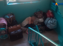 Многодетная волжанка выкинула жить в подъезд свою маму: видеорепортаж 