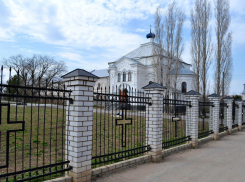 Под Волгоградом сирота вынужден жить в женском монастыре