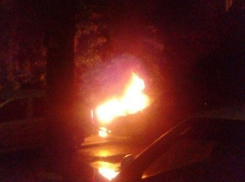В Волжском поздно вечером горел автомобиль