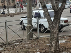 Пенсионер на «семерке» устроил аварию в Волжском: фото с места происшествия