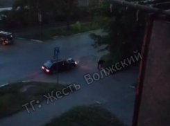 Изысканный перформанс: одного тошнит в кустах, другой спит на капоте, третий врубает музыку — концерт в 4 утра показали в Волжском