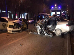 В жесткой аварии пострадал водитель и его пассажирка в Волжском