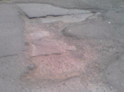 Лоскуты асфальта после замены труб создали ужасные проблемы с дорогой в Волжском