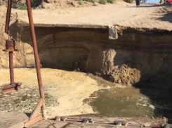 Под Волжским обрушился въезд на мост: жители поселка остались без дороги к городам